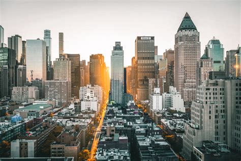 Urban commute survival: Which free novels unlock a daily mental adventure?